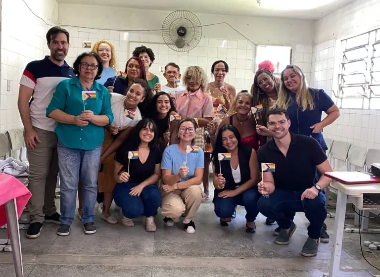 Coordenadoria LGBT aborda temas sobre direitos e saúde em encontro no Cras Mandacaru