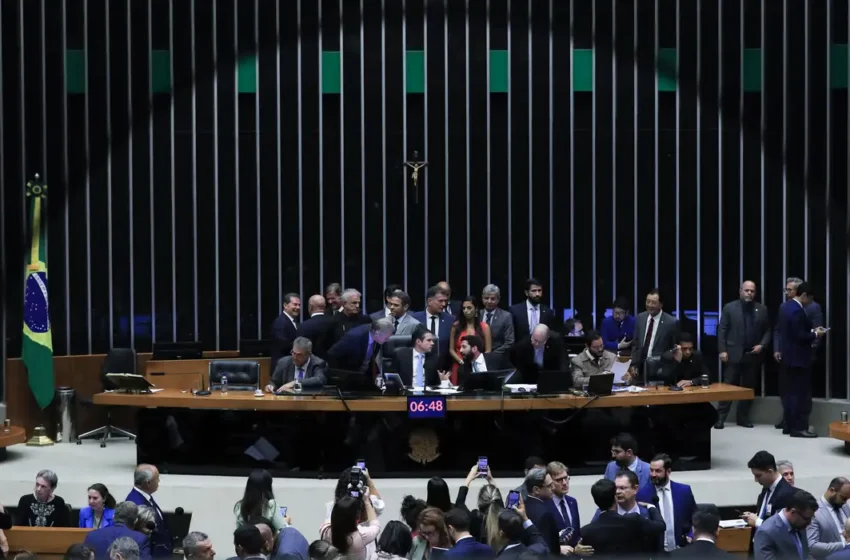 Câmara dos Deputados aprova tramitação rápida de PL contra desconto automático no INSS