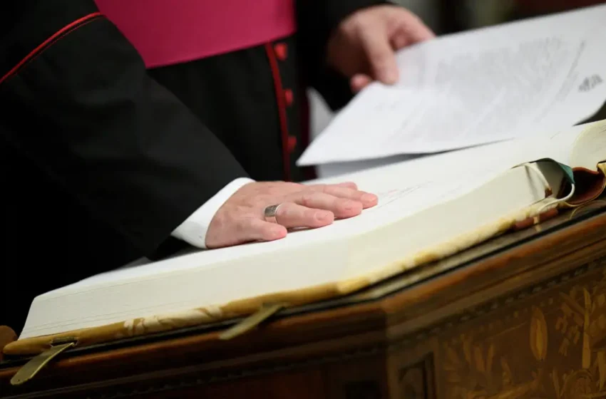 Cardeais entram em isolamento para escolher novo Papa nesta terça-feira (06)