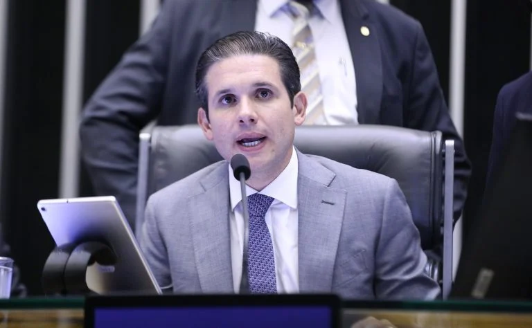  Hugo Motta sobe o tom contra aumento do IOF e alfineta gestão federal