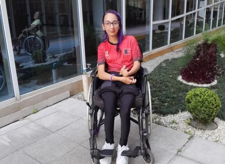 Nascida no Instituto Cândida Vargas, jovem paratleta coleciona medalhas e inspira pessoas