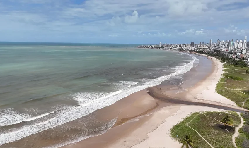 Manchas escuras aparecem novamente ás praias da capital paraibana.