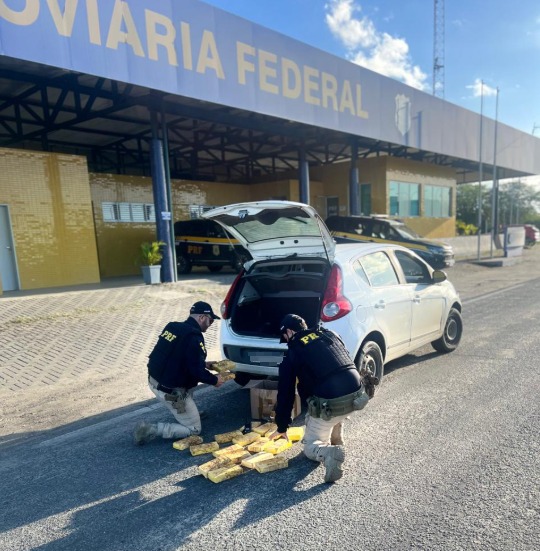 Veículo suspeito é parado pela PRF com 20 kg de cocaína no porta-malas em Campina Grande, no agreste paraibano