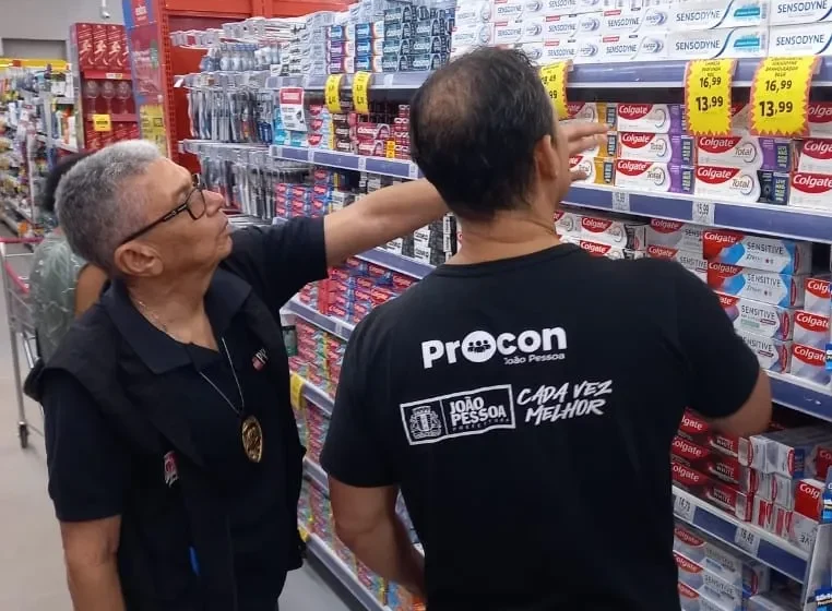 Procon-JP fiscaliza supermercados para impedir venda de creme dental suspenso pela Anvisa