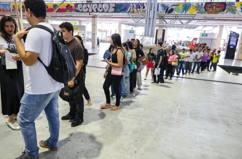 Jovens participam do Feirão de Empregabilidade e Empreendedorismo em busca de primeiro emprego e qualificação