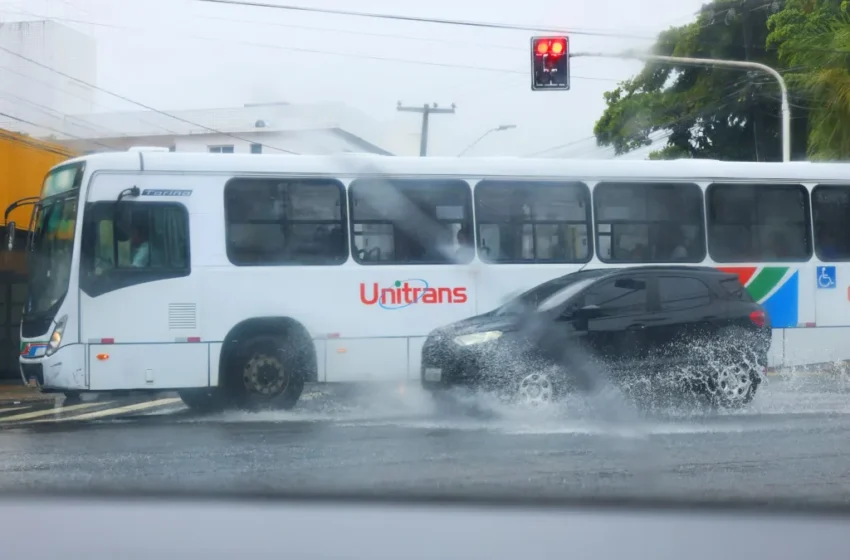 Chove mais de 80 milímetros em João Pessoa e, mesmo sem ocorrências graves, Defesa Civil mantém equipes de prontidão