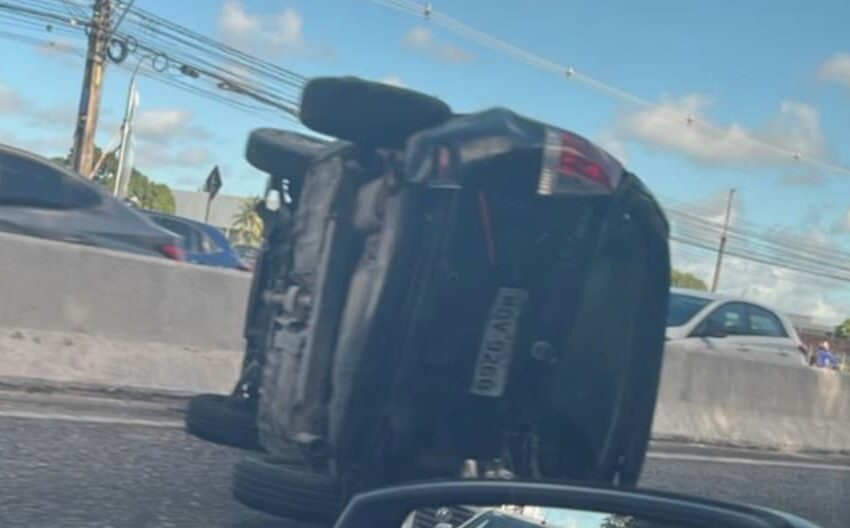  Carro capota e gera engarrafamento na BR-230, em João Pessoa