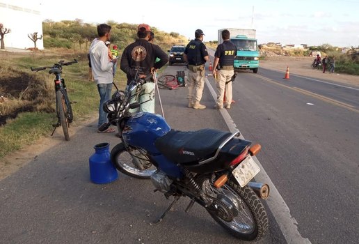 Colisão violenta entre motos e carreta resulta em morte de idoso em Cajazeiras, no Sertão da Paraíba