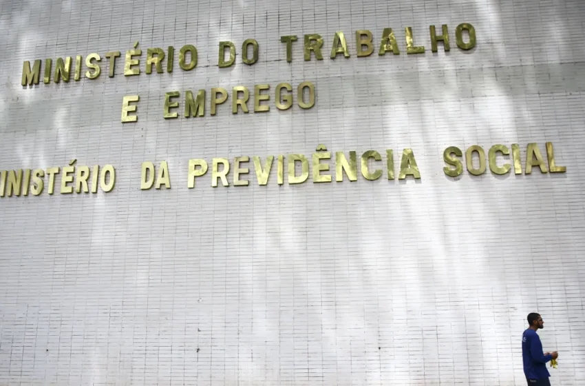 Governo Federal reconfigura conselho da Previdência e exclui membros sob investigação