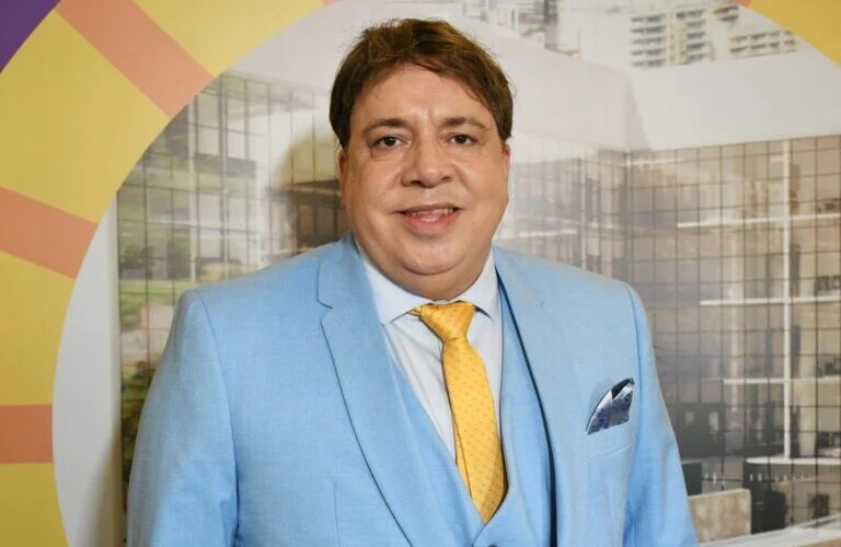  Vereador presenteia Cícero Lucena com sela de cavalo e defende candidatura em 2026