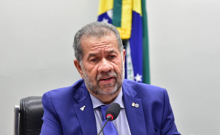 Após 14 anos, Lupi deixa mais uma vez um governo do PT envolto em controvérsias como fraudes no INSS, cargo fantasma e uso indevido de avião