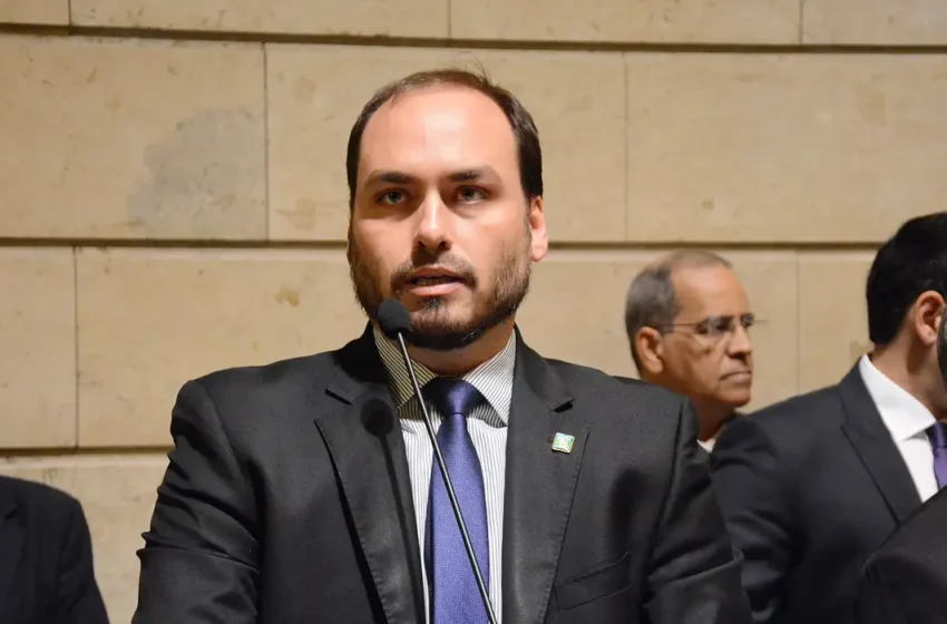 PF conclui que Bolsonaro e Carlos Bolsonaro integraram organização criminosa para espionagem ilegal, aponta relatório