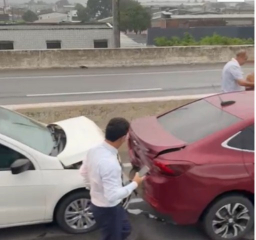 Acidente envolvendo três veículos bloqueia trânsito na BR-230 sentido João Pessoa–Bayeux