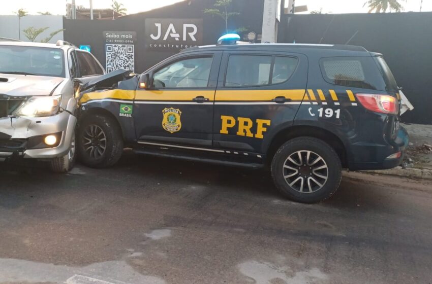  Perseguição a condutor embriagado termina com colisão entre carro e viatura da PRF em Cabedelo