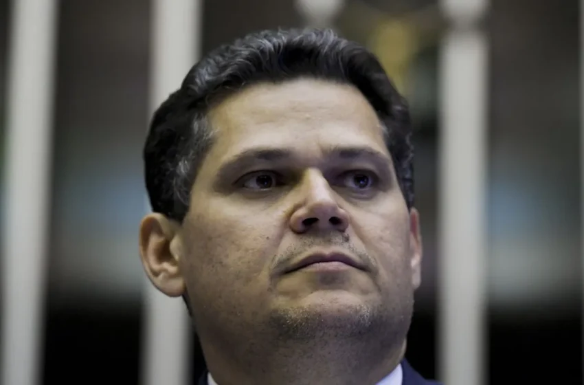 Alcolumbre impede inclusão de Bolsonaro em novo PL da Anistia