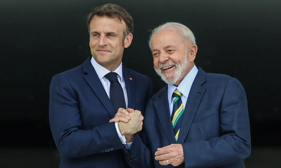  Lula apela a Macron por avanço em acordo com o Mercosul