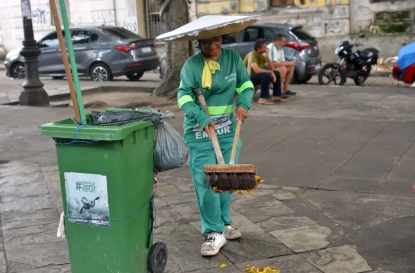 Serviços de limpeza e manutenção da Praça Rio Branco são realizados diariamente