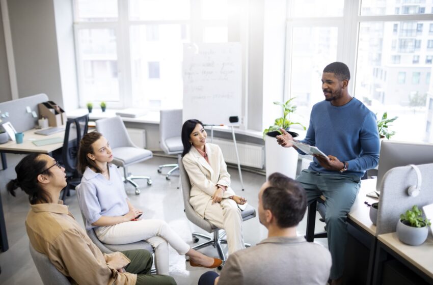 Especialistas explicam como a atualização da NR-1 pode promover espaços de trabalho mais saudáveis nas empresas