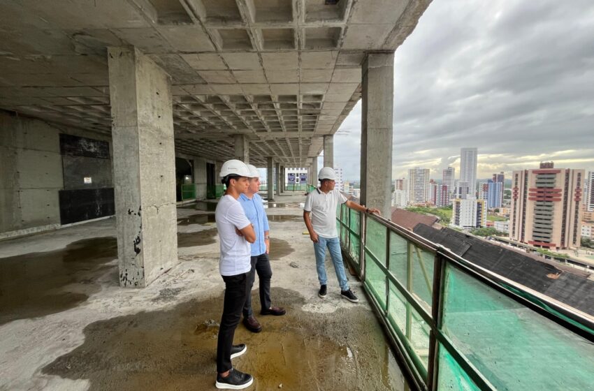 De férias no Brasil, Douglas Santos visita João Pessoa e se impressiona com avanço das obras do OMNI Life & Health