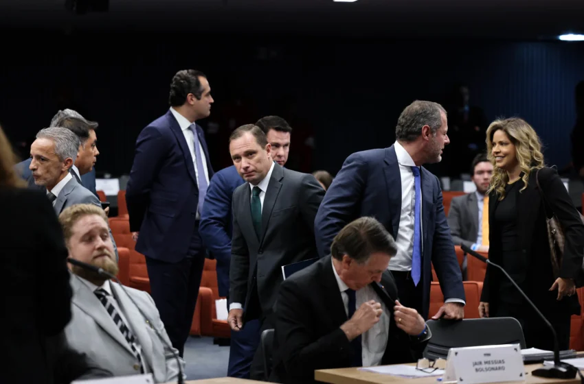 Mauro Cid diz que Alexandre de Moraes foi alvo de xingamentos e memes em grupo dos “kids pretos”