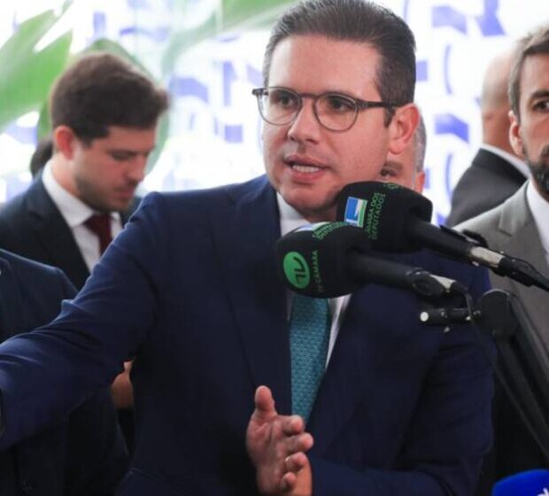  Hugo Motta acata pressão dos deputados e intensifica conflito com governo Lula e STF