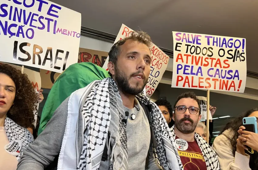 Thiago Ávila retorna ao Brasil e é recebido por manifestantes pró-Palestina.