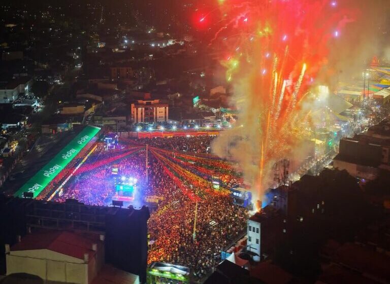Mais de 100 mil pessoas celebram véspera de São João no Parque do Povo, em Campina Grande