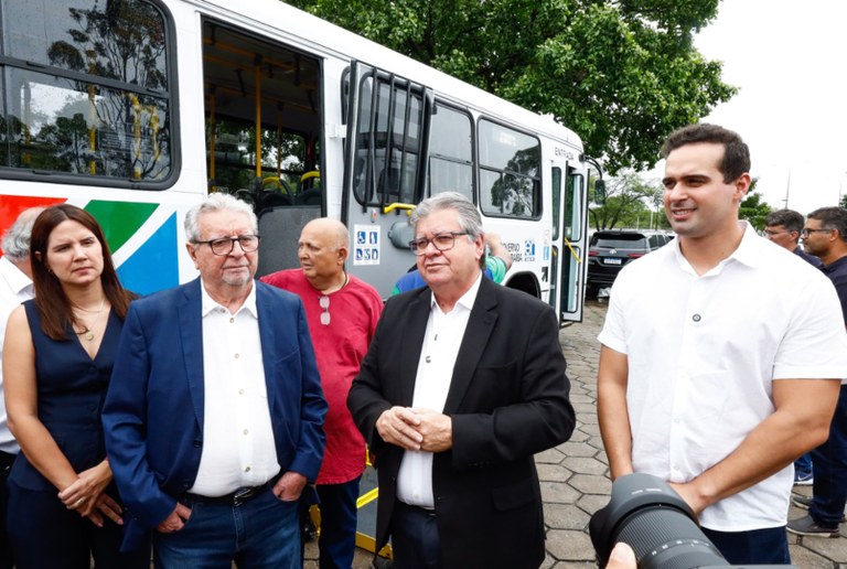 João Azevêdo entrega 14 ônibus para a Grande João Pessoa e reforça investimentos em mobilidade