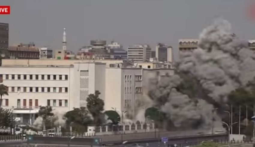 Israel bombardeia Damasco em meio a confrontos entre sírios e drusos e atinge Ministério de Defesa Sírio