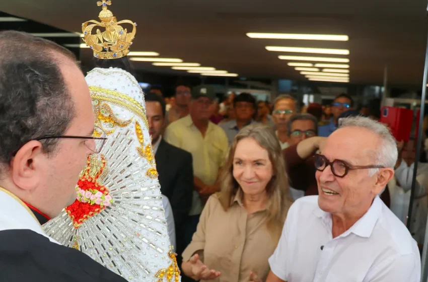 Prefeito e primeira-dama recebem imagem de Nossa Senhora das Neves no Centro Administrativo Municipal