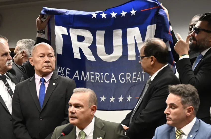  Alinhamento com Trump preocupa ala política brasileira após anúncio de tarifas contra o Brasil