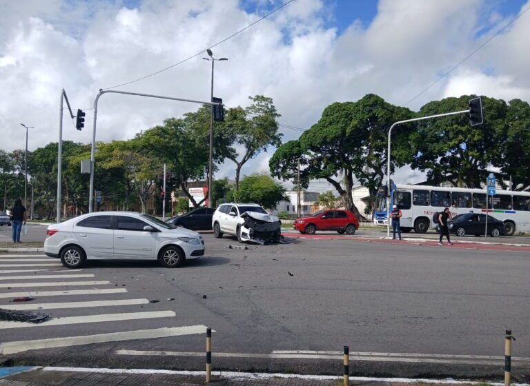 Acidente entre dois veículos causa congestionamento nas imediações do Parque Solon de Lucena, em João Pessoa