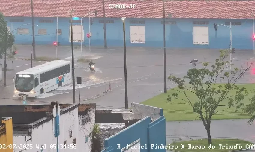  Chuva intensa causa alagamentos e transtornos em João Pessoa
