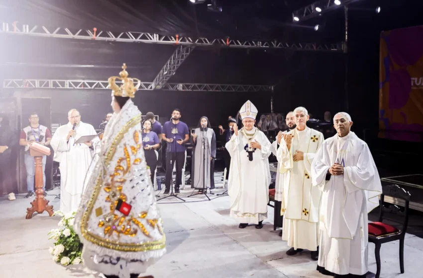  Primeira noite da Festa das Neves 2025 é marcada por chuva, celebração religiosa e show musical