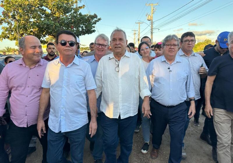 João Azevêdo visita Salgado de São Félix e inspeciona obras de infraestrutura viária