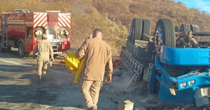 Pai e filho morrem em acidente com caminhão na Serra de Teixeira; ataque de abelhas dificultou resgate