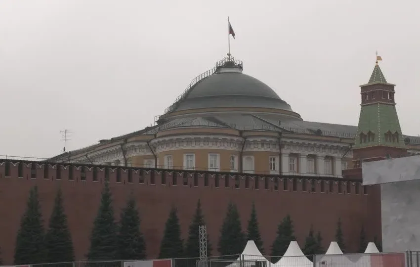  Kremlin mantém cautela após ameaças de tarifas de Trump e anúncio de novas armas para a Ucrânia