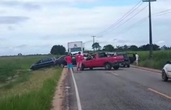 Protesto interdita PB‑041 no Vale do Mamanguape por más condições da rodovia