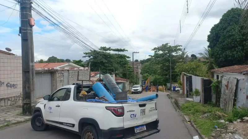  Rua é interditada no bairro do Cristo, em João Pessoa, para serviço emergencial da Cagepa