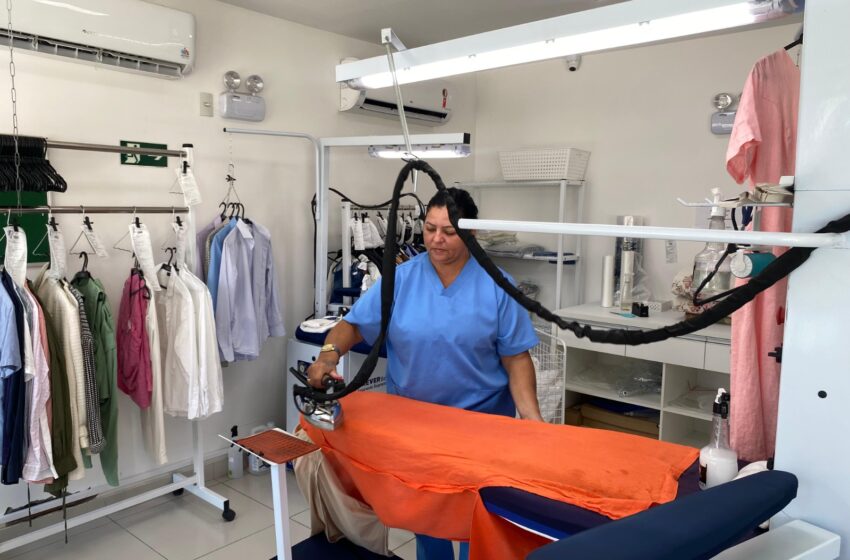 Roupas molhadas na chuva exigem cuidado: lavagem correta evita mofo, mau cheiro e problemas de pele