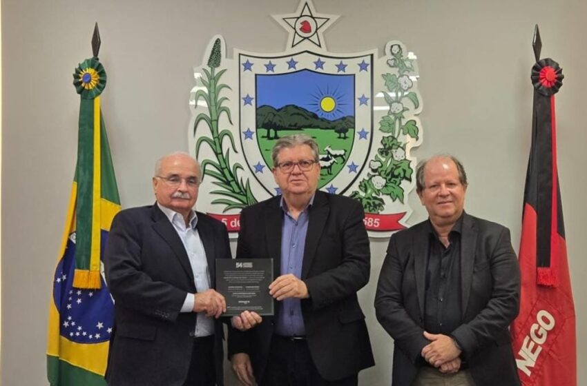 Unimed — Presidentes Omar Abujamra (Brasil) e Gualter Ramalho (João Pessoa) entregam convite histórico ao Governador João Azevedo; saiba mais