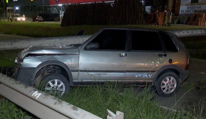 Motorista derruba poste após colisão na BR-230, próximo ao Aeroporto Castro Pinto, em Bayeux
