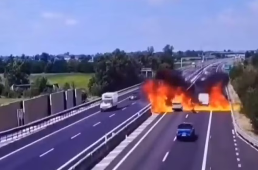  Ultraleve cai em rodovia na Itália, explode e mata duas pessoas; carros atravessam chamas