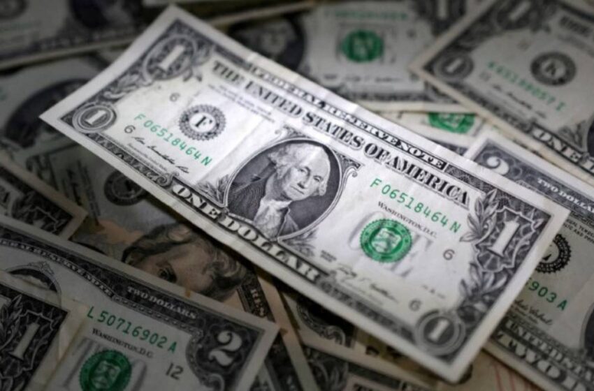  Dólar fecha em queda e atinge menor valor em quase 11 meses; Ibovespa recua