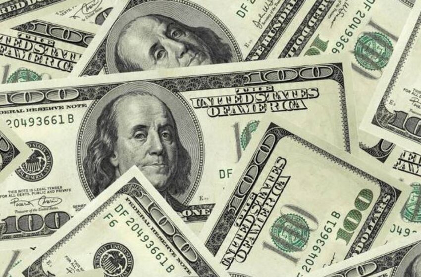  Dólar fecha acima de R$ 5,55 em meio a tensões comerciais, mas acumula queda na semana