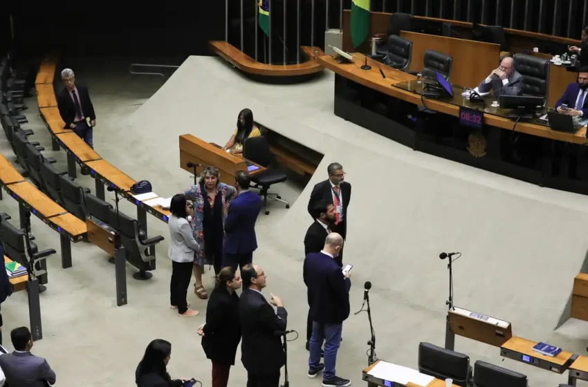 Câmara deve votar urgência de projeto que reduz benefícios fiscais; governo quer ampliar base tributária