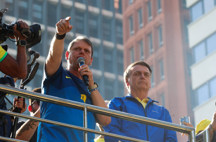 Desequilíbrio na família Bolsonaro e desonra de Eduardo com o pai afastam evangélicos e fortalecem políticos da direita tradicional. Entenda