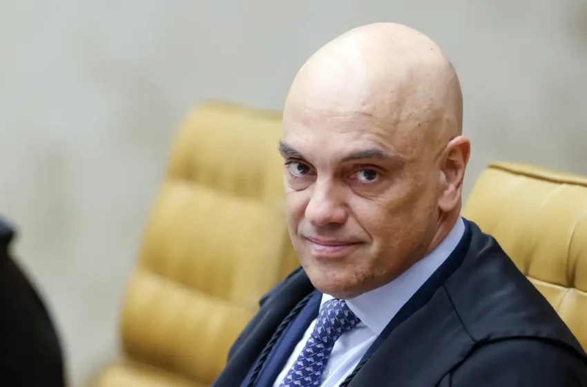 Alexandre de Moraes compara ação de Eduardo Bolsonaro nos EUA à tentativa de golpe de 8 de janeiro