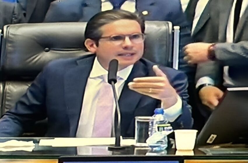  Hugo Motta discursa em meio a impasse e tenta retomar controle da Câmara após ocupação