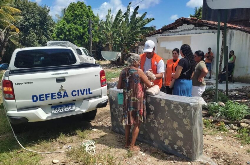 Defesa Civil entrega cestas básicas e colchões às famílias atingidas pela chuva